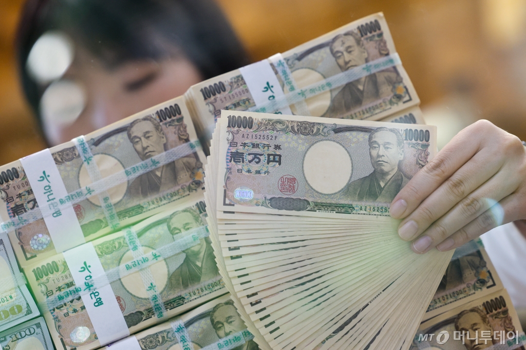 엔화 가치가 장중 달러당 34년 만에 160엔대를 넘어선 지난 29일 서울 중구 하나은행 위변조대응센터에서 직원이 달러와 엔화를 정리하고 있다./사진=뉴스1