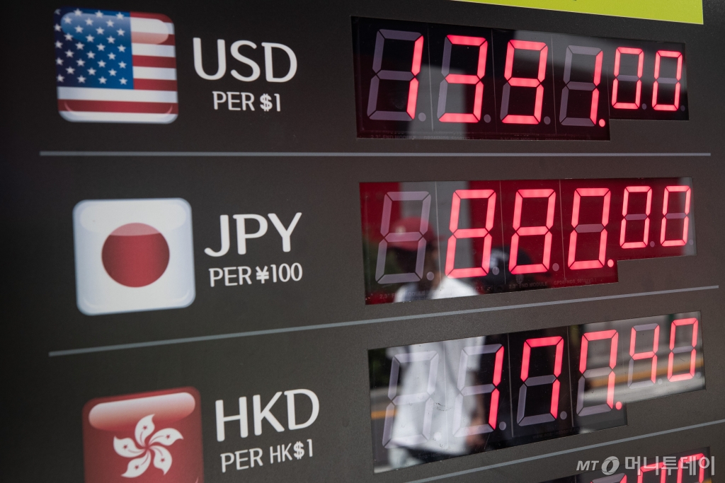 달러 당 엔화 환율이 158엔을 돌파하며 34년래 최저치를 기록한 가운데 지난 28일 서울시내 한 환전소에 달러와 엔화 환율이 표시되고 있다. /사진=뉴스1