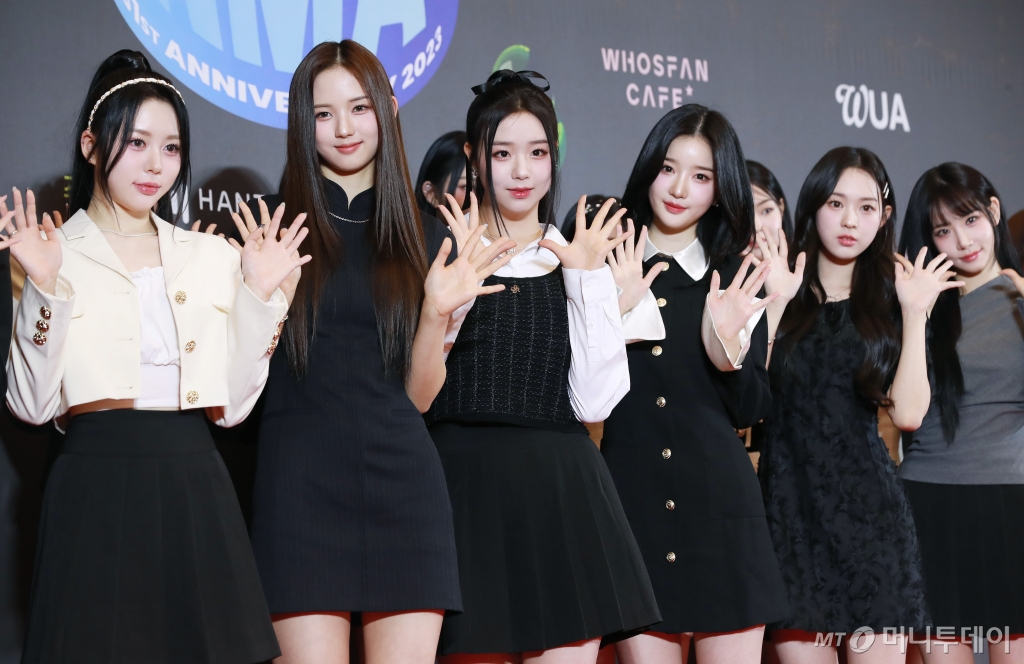 걸그룹 트리플에스가 ‘31주년 한터뮤직어워즈 2023’ 레드카펫 행사에 참석한 모습.  /사진=이동훈