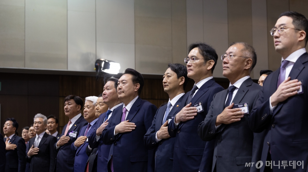 (서울=뉴스1) 안은나 기자 = 윤석열 대통령이 20일 오후 서울 여의도 63컨벤션센터에서 열린 제51회 상공의 날 기념식에 참석해 국기에 대한 경례를 하고 있다.  앞줄 오른쪽부터 구광모 LG 회장, 정의선 현대차그룹 회장, 이재용 삼성전자 회장, 안덕근 산업통상자원부 장관, 윤 대통령, 최태원 대한상공회의소 회장, 양재생 부산상의 회장, 김정태 전주상의 회장, 최재호 창원상의 회장. (대통령실 제공) 2024.3.20/뉴스1  Copyright © 뉴스1. All rights reserved. 무단 전재 및 재배포, /사진=(서울=뉴스1) 안은나 기자