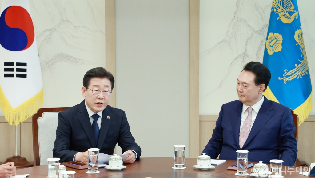 [서울=뉴시스] 전신 기자 = 윤석열 대통령이 29일 서울 용산 대통령실 청사에서 열린 이재명 더불어민주당 대표와의 영수회담에서 이 대푱의 발언을 듣고 있다. (대통령실통신사진기자단) 2024.04.29. photo1006@newsis.com /사진=전신