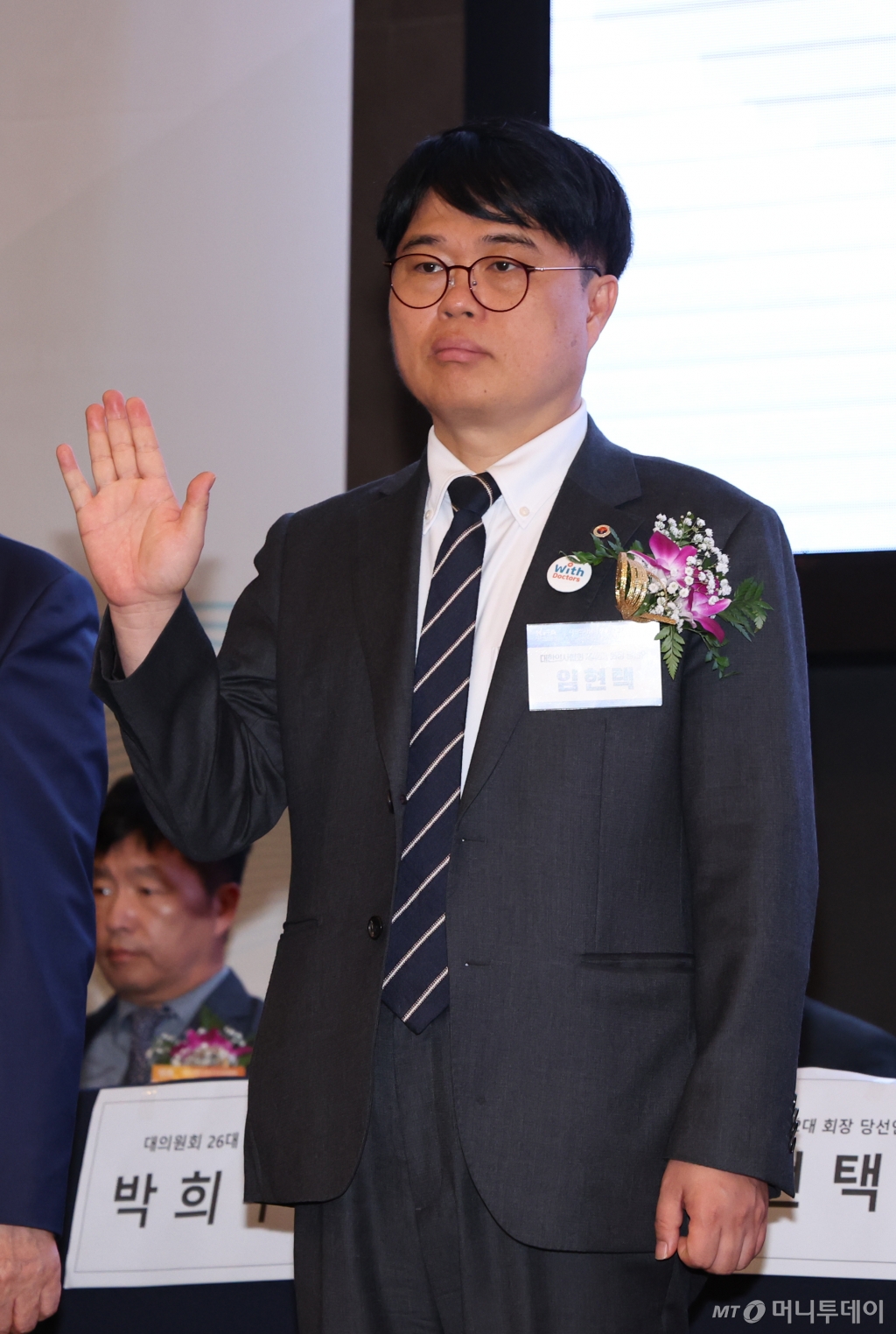 [서울=뉴시스] 고승민 기자 = 임현택 대한의사협회장 당선인이 28일 서울 더케이호텔에서 열린 대한의사협회 제76차 정기대의원총회에서 의사윤리강령 낭독 순서에서 선서를 하고 있다. 2024.04.28. kkssmm99@newsis.com /사진=고승민
