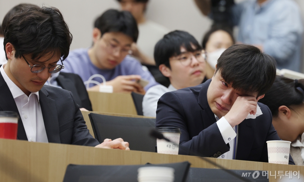 [서울=뉴시스] 김진아 기자 = 박재일 서울대병원 전공의 대표가 30일 오후 서울 종로구 서울대병원 제일제당홀에서 '대한민국 의료가 나아가야 할 길'을 주제로 열린 서울대학교 의과대학-서울대병원 교수협의회 비상대책위원회 긴급 심포지엄에서 의료대란에 대한 전공의의 관점에 대해 발표를 마친 뒤 눈물을 흘리고 있다. 2024.04.30. bluesoda@newsis.com /사진=김진아