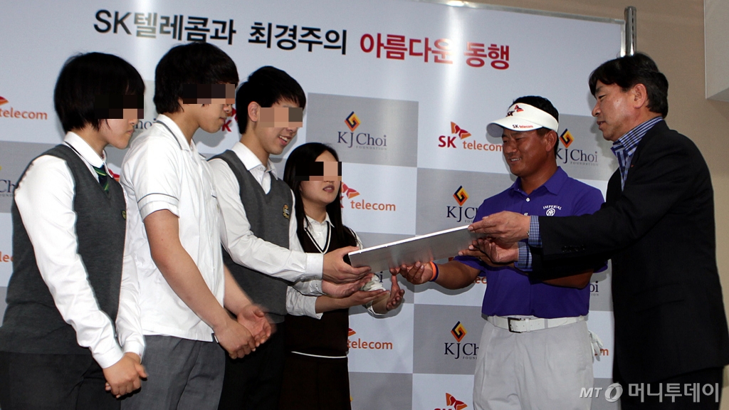 2011년 프로골퍼 최경주가 제주도 핀크스 골프장에서 SK텔레콤과 함께 청소년 종합지원센터 '1318 해피존' 전북센터 설립을 위해 1억원을 기부하는 모습. /사진=머니투데이DB
