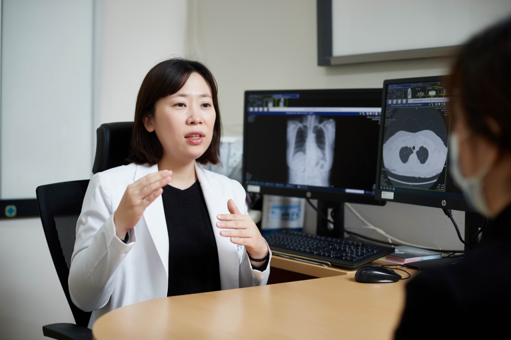 안진 교수가 호흡기 질환 치료에 대해 설명하고 있다./사진=강동경희대병원