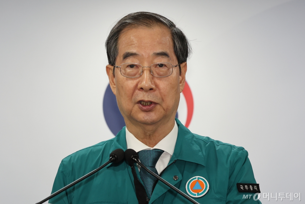 한덕수 국무총리가 19일 서울 종로구 정부서울청사에서 열린 의대증원 관련 특별 브리핑에서 거점국립대 총장 건의에 대한 정부입장을 발표하고 있다./사진=(서울=뉴스1) 허경 기자