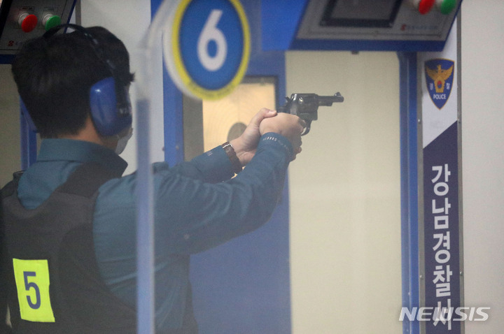 경찰청은 올해 1월 '2024년 경찰 인재개발 기본계획'에 따라 사격훈련을 실전형으로 개선했다. 지난해 흉기 난동 사건 등 강력 범죄가 잇따라 발생하면서 현장 경찰관들의 대응 능력을 높이기 위해 마련됐다. 사격훈련에 참여한 경찰관의 모습./사진=뉴시스