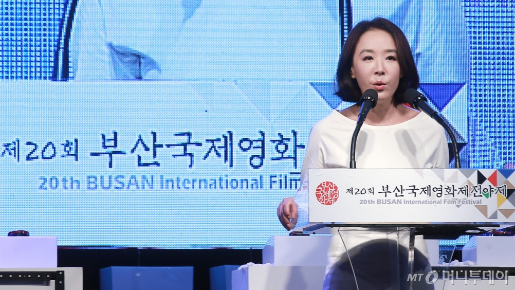 2015년 '제20회 부산 국제영화제' 전야제 행사에서 축사 중인 강수연 집행위원장. /사진=머니투데이DB
