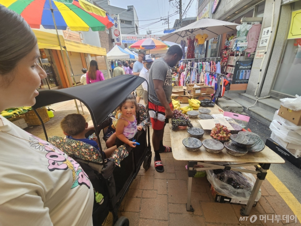 지난 28일 경기 평택시 안정리 캠프 험프리스 인근에 열린 오일장에서 과일을 사고 있는 데릭 힉스 병장(23) 가. /사진=정세진 기자 