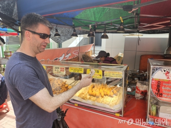 한 미군이 지난 28일 오전 경기 평택 안정리 오일장에서 치킨을 사고 있다. /사진=정세진 기자 