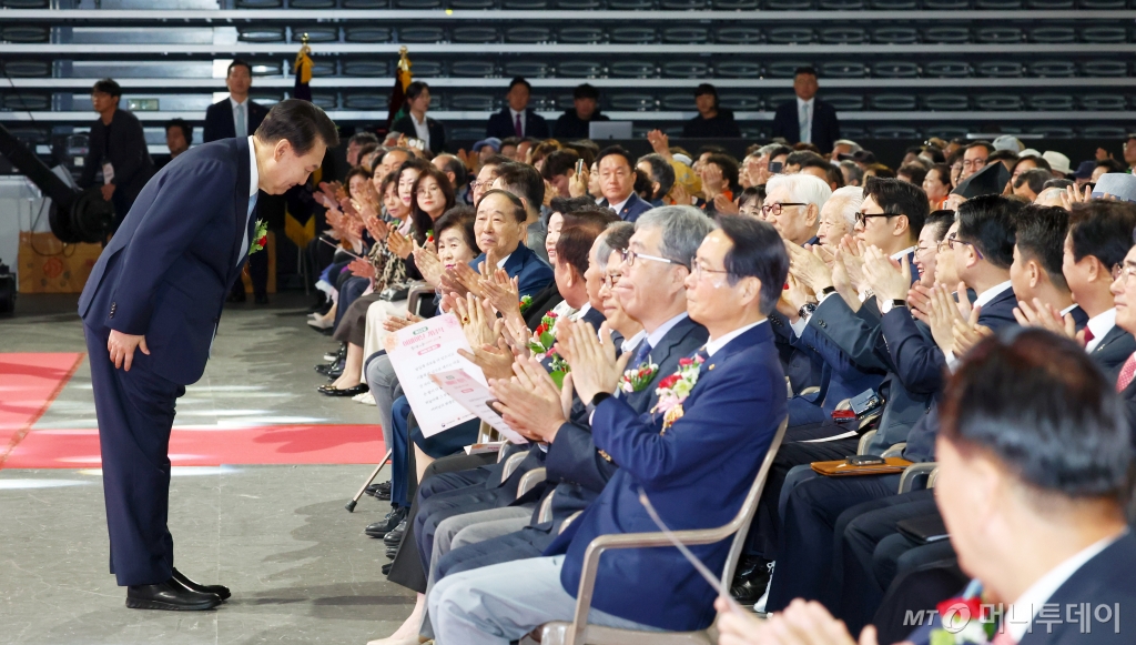 [서울=뉴시스] 전신 기자 = 윤석열 대통령이 3일 서울 중구 장충체육관에서 열린 제52회 어버이날 기념식에서 참석 어르신들을 향해 인사하고 있다. 2024.05.03. photo1006@newsis.com /사진=전신