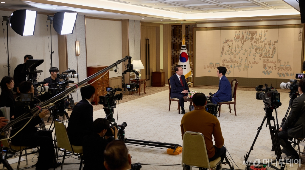 (서울=뉴스1) 오대일 기자 = 윤석열 대통령이 지난 4일 용산 대통령실 청사 집무실에서 녹화된 KBS 신년 대담에서 새해 국정운영 방향을 밝히고 있다. (대통령실 제공) 2024.2.7/뉴스1  Copyright © 뉴스1. All rights reserved. 무단 전재 및 재배포,  AI학습 이용 금지. /사진=(서울=뉴스1) 오대일 기자