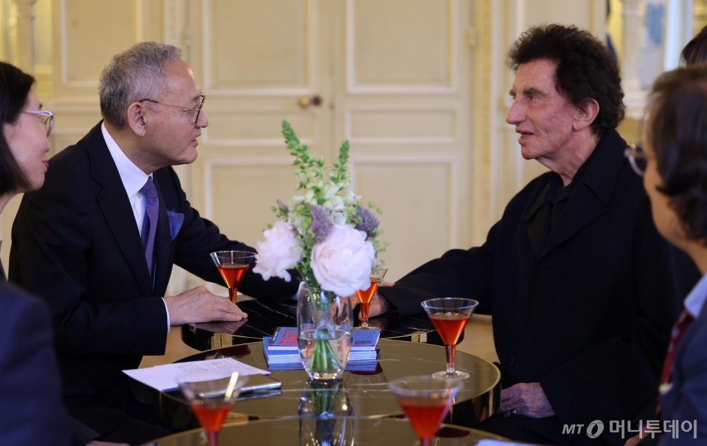 [서울=뉴시스] 유인촌 문화체육관광부 장관이 2일(현지시각) 프랑스 파리 샤틀레 극장에서 열린 '2024 파리 코리아시즌 개막공연 리셉션'에서 자크 랑 전 프랑스 문화부 장관과 면담하고 있다. (사진=문화체육관광부 제공) 2024.05.03. photo@newsis.com *재판매 및 DB 금지 /사진=류현주