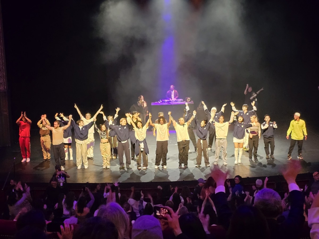 무대 위에서 댄스배틀을 벌인 뒤 공동 무대를 선보이고 함께 마무리 인사를 하고 있는 한국 '원밀리언'과 프랑스 '포케몬크루'/사진= 유동주 기자