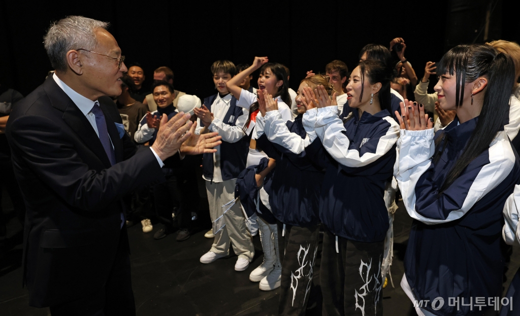 [서울=뉴시스] 유인촌 문화체육관광부 장관이 2일(현지시각) 프랑스 파리 샤틀레 극장에서 열린 2024 파리 코리아시즌 개막공연 어번 펄스 업라이징(Urban Pulse Uprising)을 관람하고 출연진을 격려하고 있다. (사진=문화체육관광부 제공) 2024.05.03. photo@newsis.com *재판매 및 DB 금지 /사진=류현주