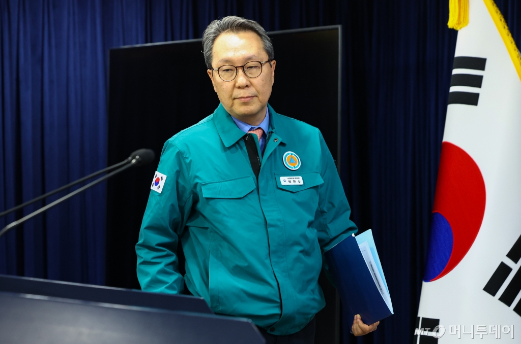 [서울=뉴시스] 황준선 기자 = 박민수 중앙재난안전대책본부 제1총괄조정관(보건복지부 제2차관)이 3일 서울 종로구 정부서울청사에서 의사 집단행동 중앙재난안전대책본부 회의 주요 결과를 발표하기 위해 단상으로 이동하고 있다.  2024.05.03. hwang@newsis.com /사진=황준선