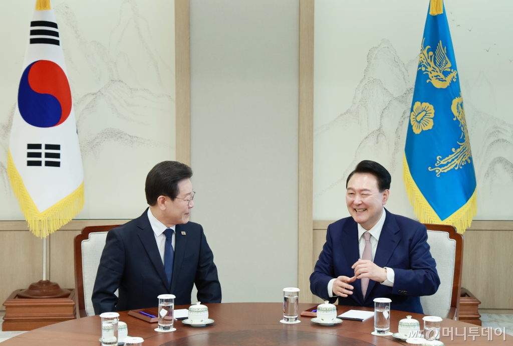 윤석열 대통령이 29일 서울 용산 대통령실 청사에서 이재명 더불어민주당 대표와 회담을 하고 있다. (대통령실통신사진기자단) 2024.04.29. /사진=뉴시스 