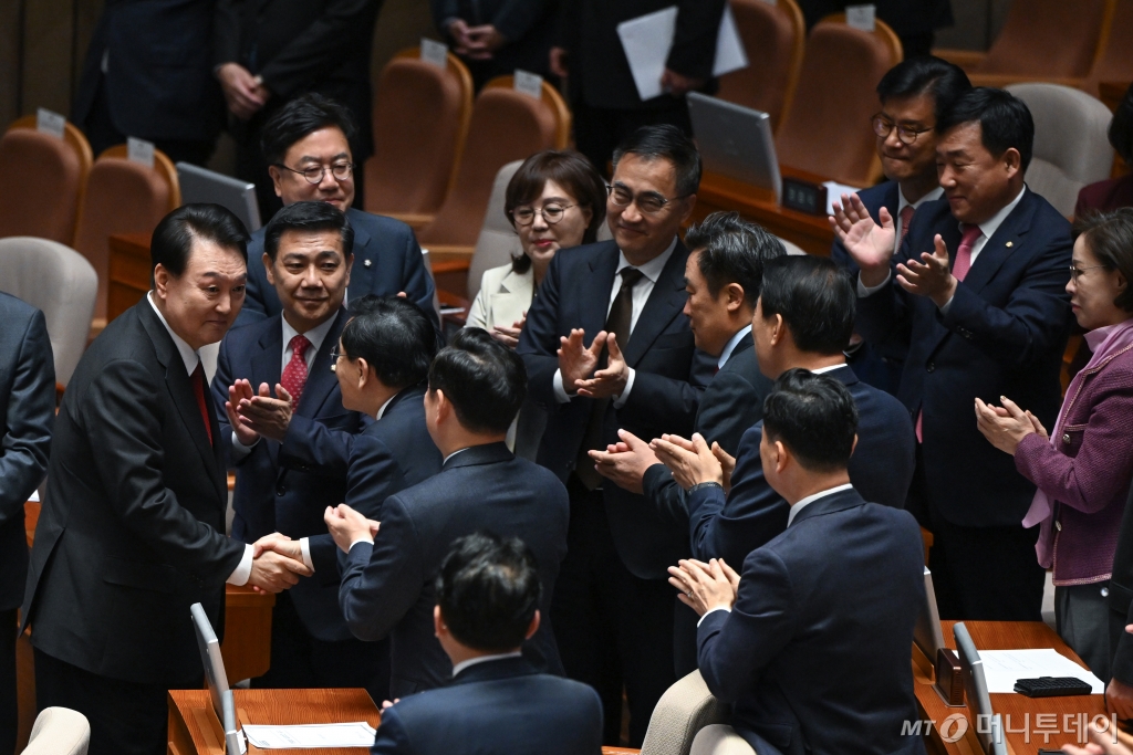 윤석열 대통령이 31일 국회 본회의장에서열린  2024년도 예산안 및 기금운용 계획안에 대한 시정연설을 마친 후 의원들과 인사하고 있다. (대통령실 제공) 2023.10.31/사진=뉴스1 