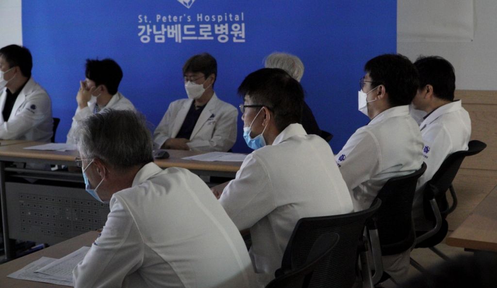 강남베드로병원은 매일 오전 8시 모든 의료진이 한 곳에 모여 수술 전 후 환자 케이스를 심도있게 토의한다./사진=강남베드로병원