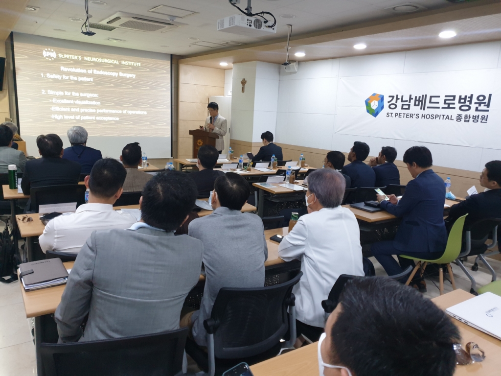 윤강준 대표원장이 해외 척추 전문의를 대상으로 양방향 척추 내시경 수술을 강의하고 있다./사진=강남베드로병원