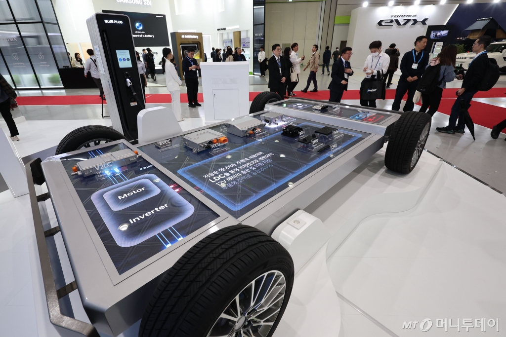 [서울=뉴시스] 권창회 기자 = 24일 서울 강남구 코엑스에서 열린 '제37회 세계전기차동차 학술대회 및 전시회(EVS37)'에서 전기차 배터리가 전시되어 있다. 2024.04.24. kch0523@newsis.com /사진=권창회