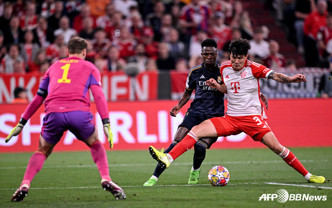 바이에른 뮌헨-레알 마드리드 경기. 수비에 집중하는 김민재(오른쪽). /AFPBBNews=뉴스1