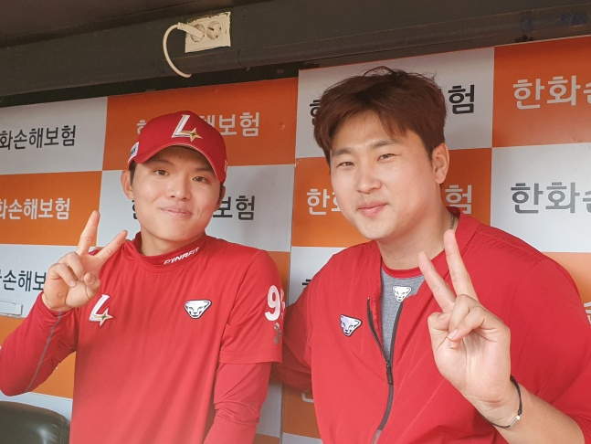 SSG 박민호(오른쪽)가 2일 대전 한화전을 앞두고 신인 정준재와 함께 포즈를 취하고 있다. /사진=김동윤 기자