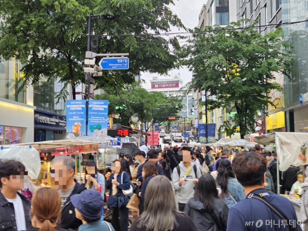 6일 오후 서울 중구 명동을 찾은 관광객들. /사진=정세진 기자 
