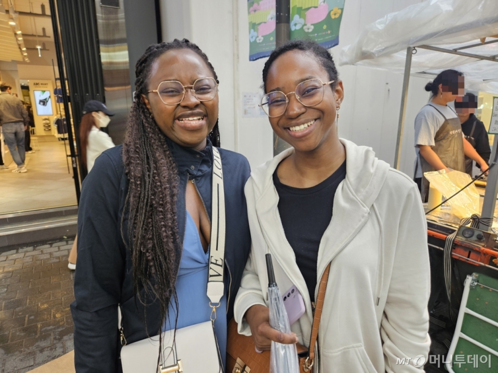 6일 오후 서울 중구 명동을 찾은 산드라 쥬다씨(왼쪽)와 위즈 베리씨. /사진=정세진 기자 