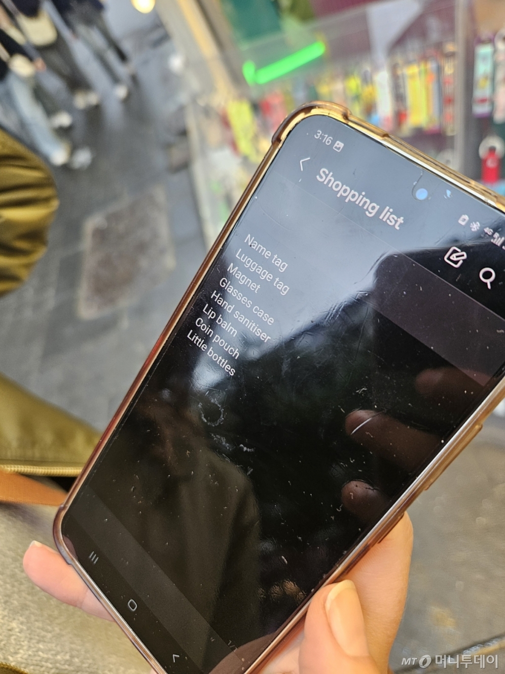 6일 오후 서울 중구 명동을 찾은 소피 메튜스씨가 작성한 '쇼핑 리스트'. /사진=정세진 기자 