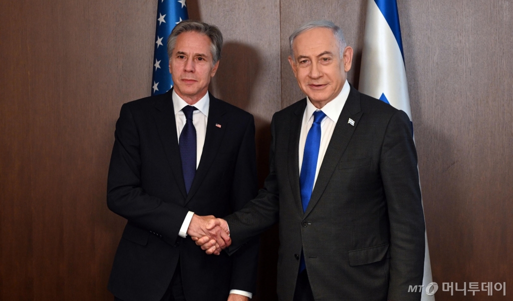 [예루살렘=신화/뉴시스] 토니 블링컨(왼쪽) 미국 국무장관이 1일(현지시각) 이스라엘 예루살렘에서 베냐민 네타냐후 이스라엘 총리와 만나 악수하고 있다. 블링컨 장관은 이스라엘이 라파를 대규모 공격하려는 계획에 대해 반대한다고 목소리를 높였다. 2024.05.02. /사진=민경찬