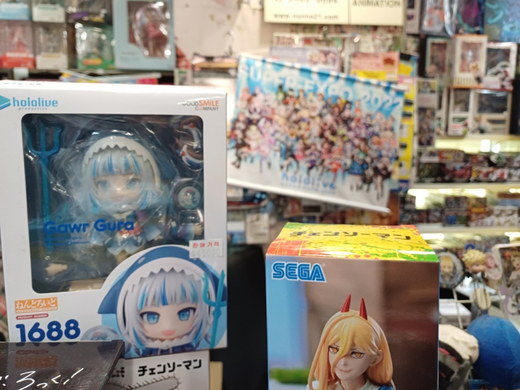 1년새에 가격이 2배가 올랐다는 버츄얼 유튜버 '홀로라이브'의 가우르 구라 캐릭터 피규어/사진=오석진 기자