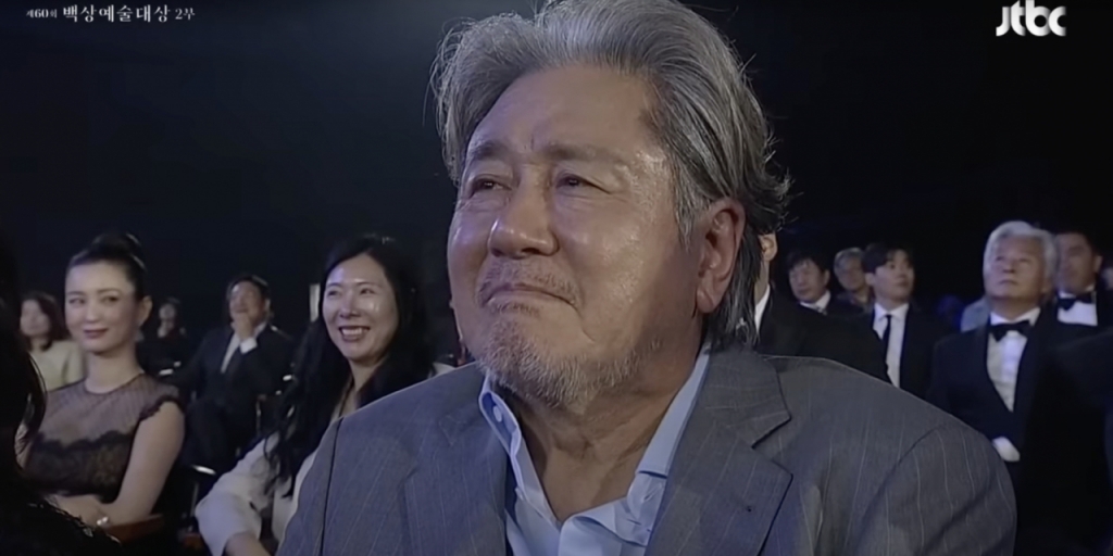 많은 배우와 호흡을 맞추고 싶다고 이야기하면서 특히 배우 최민식과 이병헌을 꼽았다. 그가 "'파묘' 잘 봤다. 그런 작품 같이 해보자. 산신령을 한다든지 귀신으로 나오든지 해서 같이 해보면 좋겠다"고 배우 최민식에게 말하자 최씨는 일어서서 허리 숙여 인사했다. 배우 이병헌에게도 한국판 '대부'를 같이 찍어보자고 웃으며 제안했다. /사진=백상예술대상 유튜브