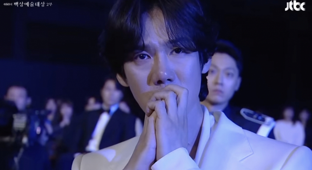 배우들은 이순재씨의 목소리에 경청하는 모습을 보였다. 배우 엄정화와 유연석은 눈물을 글썽이며 감동 받은 표정이었다./사진=백상예술대상 유튜브