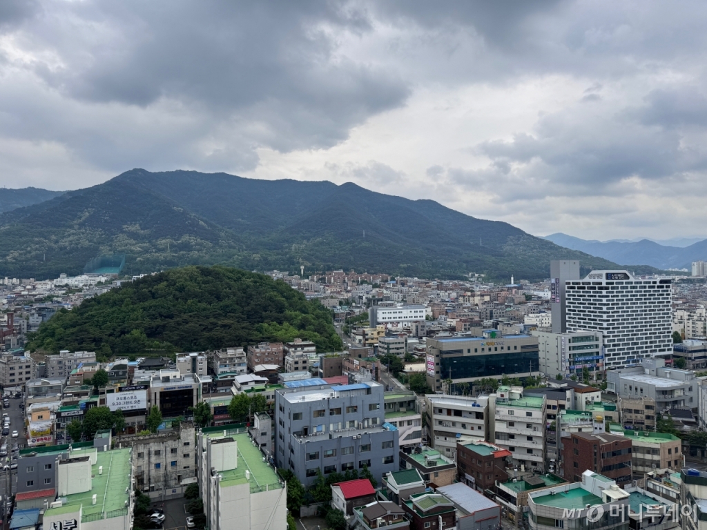 7일 머니투데이가 찾은 '한양수자인 더팰리티시' 세대 내부에서 보이는 대구 앞산의 모습/사진=조성준 기자