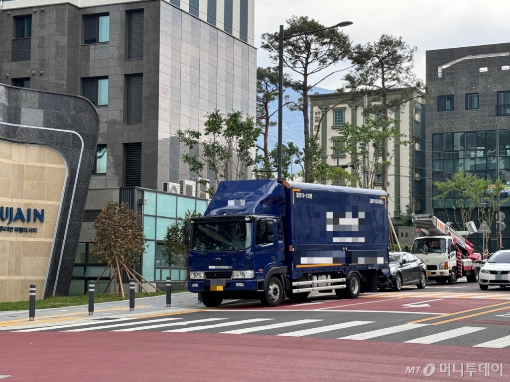 7일 아파트 입주를 위해 포장이사 차량과 각종 업무 차량이 단지를 분주히 오갔다./사진=조성준 기자