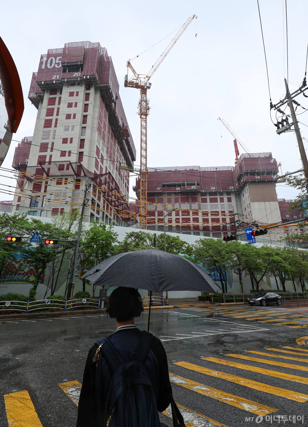 [서울=뉴시스] 권창회 기자 = 15일 오후 서울 시내 아파트 공사 현장 모습. 최근 원자잿값과 인건비 상승 속에 지난달 전국의 민간아파트 분양가가 한달 새 5% 가까이 상승한 것으로 나타났다. 서울의 평당 분양가는 3800만원을 넘어섰다. 2024.04.15. kch0523@newsis.com /사진=권창회