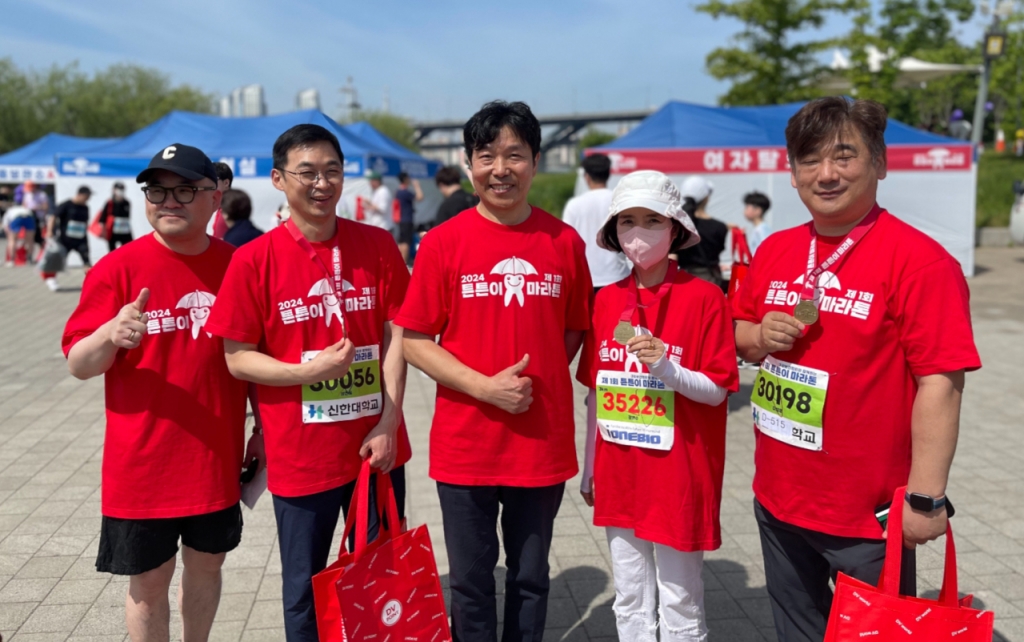 지난달 28일 서울 뚝섬 수변무대에서 열린 '제1회 튼튼이 마라톤 대회'에서 대한구강보건협회 박용덕 회장(사진 가운데)와 이사진이 함께 모여 기념촬영을 하고 있다./사진=대한구강보건협회