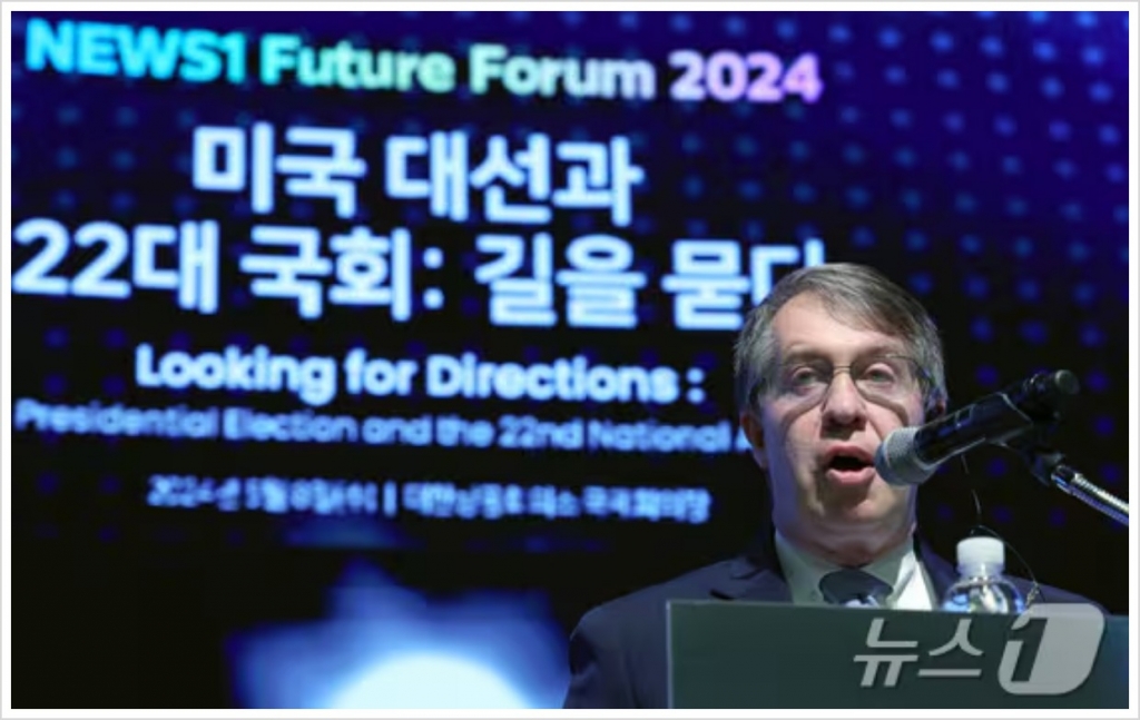 스콧 스나이더 한미경제연구소 소장이 8일 서울시 중구 세종대로 대한상공회의소 국제회의장에서 열린 '뉴스1 미래포럼 2024'에서 미국 대선과 한미관계를 주제로 기조연설을 하고 있다. 이번 포럼은 '미국 대선과 22대 국회: 길을 묻다'를 주제로 뉴스1과 국회미래연구원이 공동 주최했다. 2024.5.8/뉴스1 © News1 박정호 기자