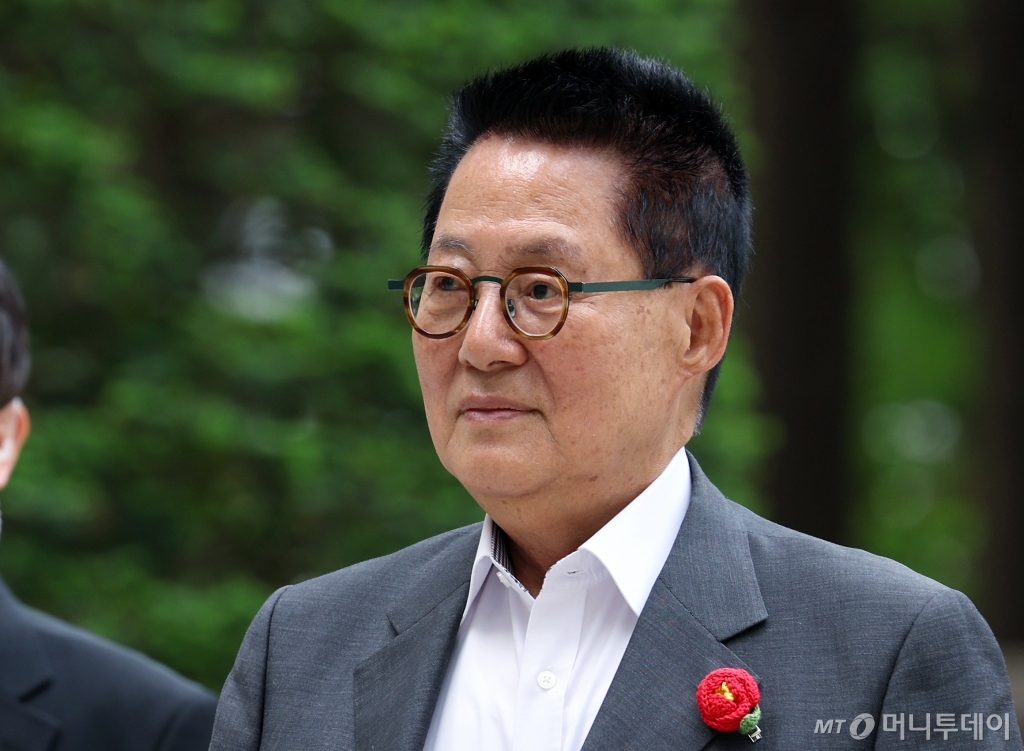 (서울=뉴스1) 박정호 기자 = 박지원 더불어민주당 당선인(전남 해남군완도군진도군)이 26일 오전 서울 서초구 서울중앙지법에서 열린 '서해 공무원 피살 사건' 관련 공판에 출석하고 있다. 2024.4.26/뉴스1 Copyright © 뉴스1. All rights reserved. 무단 전재 및 재배포, AI학습 이용 금지. /사진=(서울=뉴스1) 박정호 기자