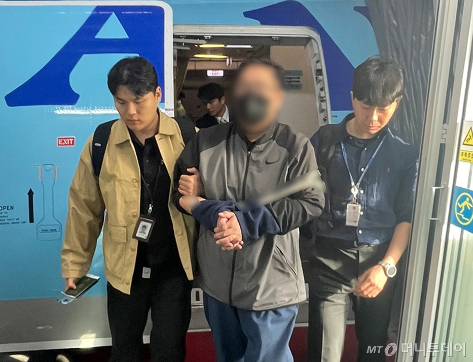 (서울=뉴스1) = 경찰청은 쿠웨이트 경찰과 공조를 통해 인터폴 적색수배 된 '30억 사기' 수배범 A 씨를 지난 17일 오후 인천국제공항으로 강제송환했다고 18일 밝혔다. 사진은 기사와 연관 없음. /사진=(서울=뉴스1)