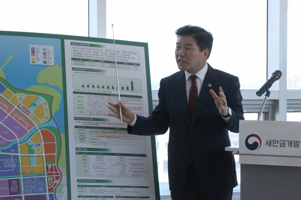지난 8일 전북 새만금 지구에서 이뤄진 기자간담회에서 김경안 새만금개발청장이 개발 성과 등을 발표하고 있다./사진제공=국토교통부