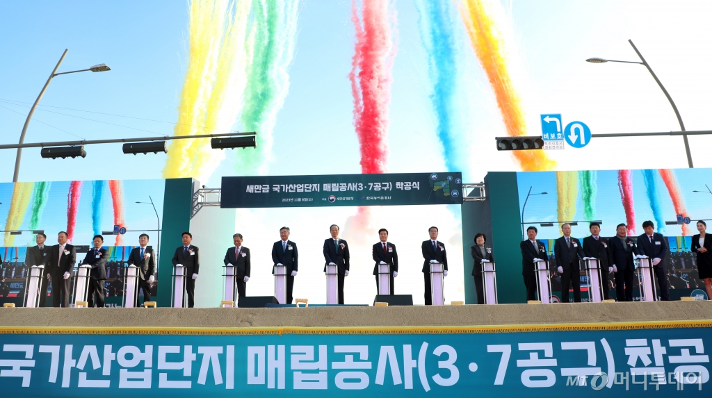 [군산=뉴시스] 김얼 기자 = 한덕수 국무총리와 김관영 전북도지사를 비롯한 관계자들이 8일 전북 군산시 국가산업단지 3공구 매립현장 일원에서 열린 '새만금 국가산단 매립공사(3·7공구) 착공식'에 참석해 착공 퍼포먼스를 하며 기념촬영을 하고 있다.