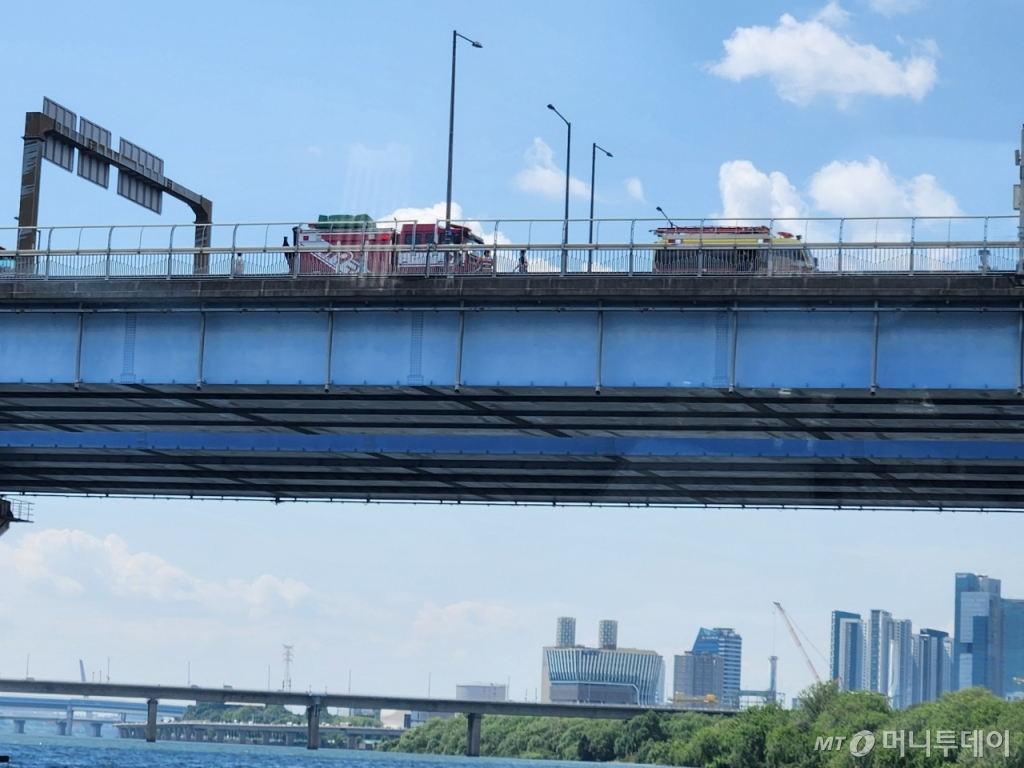지난 8일 오후 2시20분쯤 서울경찰청 한강경찰대에 투신 우려 신고가 접수됐다. 한강경찰대 대원들이 수면 위에서 대기하는 동안 순찰차와 119구급대가 출동했다. 요구조자를 설득한 끝에 실제 투신으로 이어지지는 않았다./사진=최지은 기자