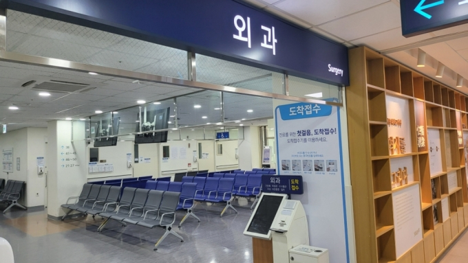 서울대병원이 개별 휴진에 돌입한 지난달 30일 오후 서울대병원 대한외래 외과가 텅 비어있다./사진=박정렬 기자