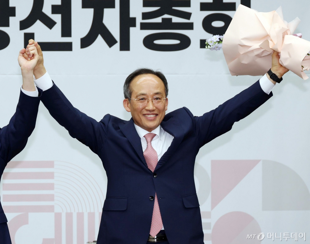 추경호 국민의힘 신임 원내대표가 9일 오후 서울 여의도 국회에서 열린 제22대 원내대표 선출 당선자총회에서 당선 후 꽃다발을 들어보이고 있다.(공동취재) 2024.5.9/사진=뉴스1 /사진=(서울=뉴스1) 구윤성 기자