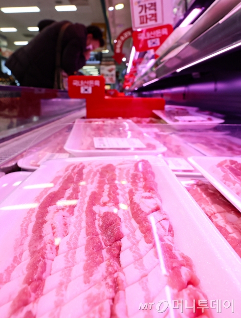 바람직한 삼겹살. 농림축산식품부는 비곗덩어리 삼겹살의 유통을 막기 위해 축산업 관계자들에게 '삼겹살 품질관리 메뉴얼'을 배포했다. 소포장 삼겹살의 경우 삼겹살은 1㎝ 이하, 오겹살은 1.5㎝ 이하로 지방 제거를 권장한다./사진=뉴스1