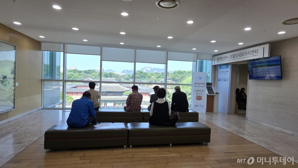 전국 의대교수들이 집단 휴진에 들어간 10일 오전 9시 서울대병원의 서울대암병원 혈액암센터·조혈모세포이식센터 앞에서 환자들이 대기하고 있다. /사진=홍효진 기자