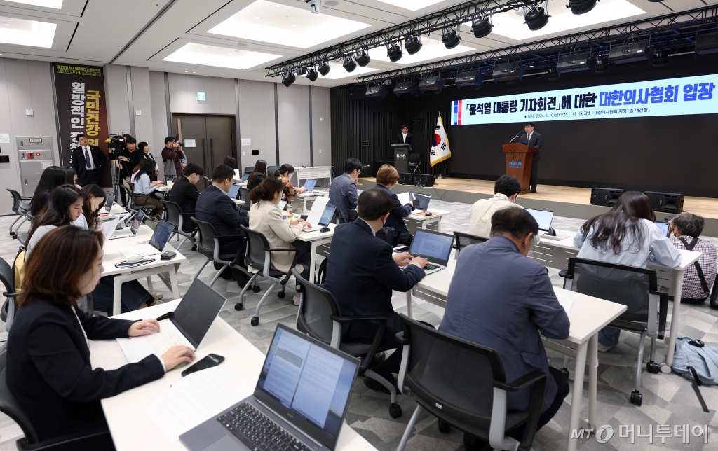 (서울=뉴스1) 박정호 기자 = 임현택 대한의사협회 회장이 10일 오전 서울시 용산구 이촌동 대한의사협회 대강당에서 윤석열 대통령 기자회견에 대한 대한의사협회 입장 브리핑을 하고 있다.  임 회장은 이날 브리핑을 통해 "윤석열 대통령님의 말씀이 국민들을 위한 진심이라고 생각한다"며 "국정을 책임지시는 대통령으로서 결단을 내려주시기를 간곡히 부탁드린다"고 말했다. 또한 백지상태에서 만나 대화할 용의 가지고 있다고 밝혔다. 2024.5.10/뉴스1  Copyright © 뉴스1. All rights reserved. 무단 전재 /사진=(서울=뉴스1) 박정호 기자