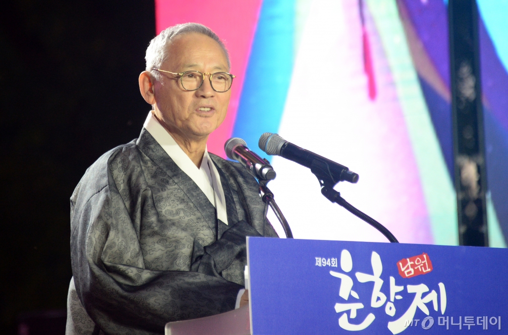 [남원=뉴시스] 김얼 기자 = 유인촌 문화체육관광부 장관이 10일 전북 남원시 광한루 옆 천변 특설무대에서 열린 제94회 춘향제 개막식에 참석해 축사하고 있다. 2024.05.10. pmkeul@newsis.com /사진=김얼